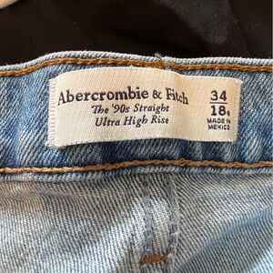 ABERCROMBIE & FITCH “The 90s Straight Ultra High Rise” blue jeans
